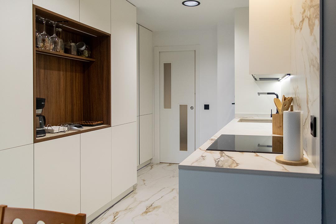muebles de cocina blancos y madera a medida madera y blanco para cocinas modernas