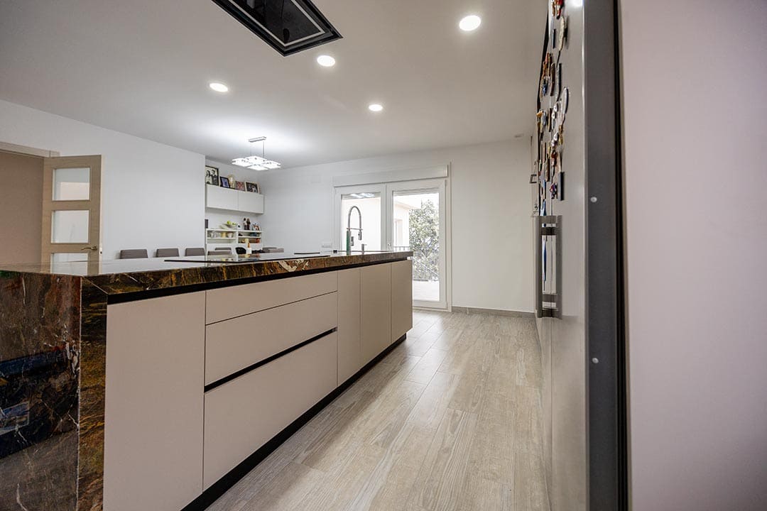 muebles de cocina ocre claro cocina con isla abierta a salón color arena